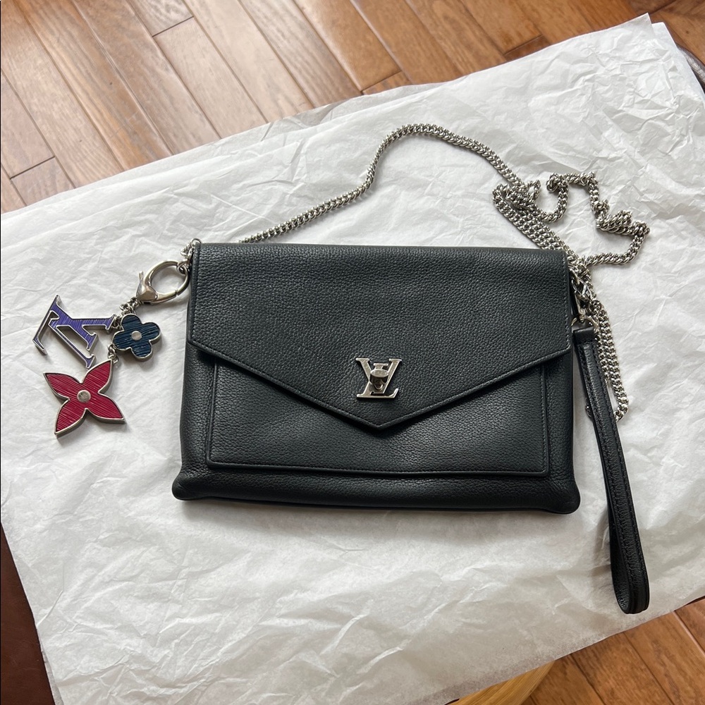 Louis Vuitton Black Leather Clutch with Silver Chain . Shoulder / Crossbody
